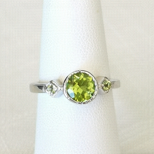 Sterling Silver Peridot Gemstone Ring Size 8
